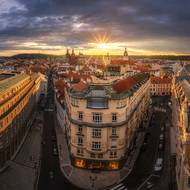 Letní večer zachycený z Prašné brány. Jde o panorama vyfocené z ruky.