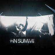 Na hlavní scéně v pátek vystoupil John Summit.