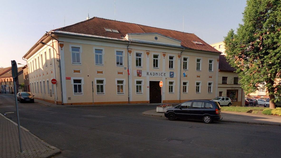 Zakázky obce na Litoměřicku řídila parta po svém. Policie obvinila z korupce čtyři lidi