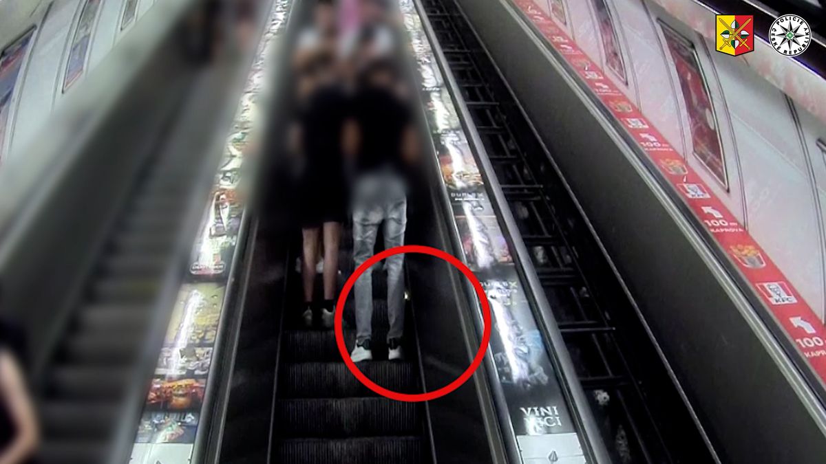Opravy eskalátorů po požáru na Staroměstské budou trvat měsíc. Stanice je zavřená
