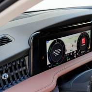 Kontroverzním prvkem je kaplička přístrojů. Zvyknete si na ni, ale faktem zůstává, že je displej do přístrojovky zvláštně naroubovaný.