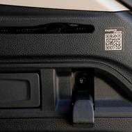 Je toho vážně hodně, co s kufrem a příslušenstvím lze vymýšlet, proto Škoda připravila QR kód, který po vyfocení na mobilu nabídne návody.