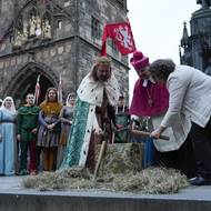K poklepání základního kamene došlo minutu po půl šesté ráno. Před 668 lety vládce vybral unikátní posloupnost číslic. Původní datum v roce 1357 bylo 9. 7. v 5:31. 