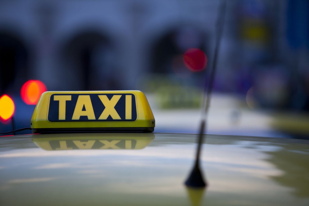 Taxikářů prudce přibývá, mívají ale problémy s češtinou i znalostí měst