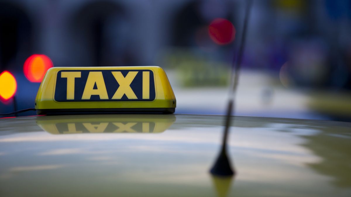 Taxikářů prudce přibývá, mívají ale problémy s češtinou i znalostí měst