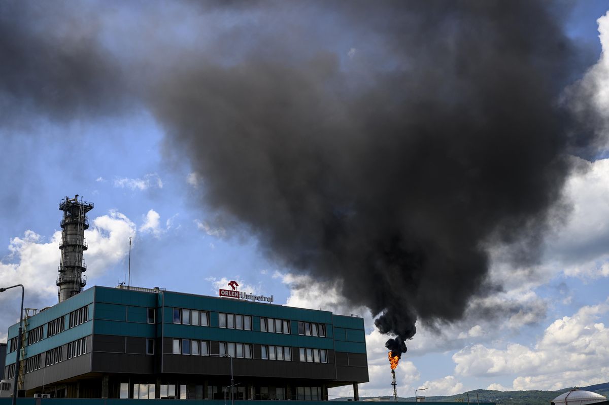 Černý dým z rafinérie. V Litvínově jedou kvůli blackoutu všechny hořáky naplno