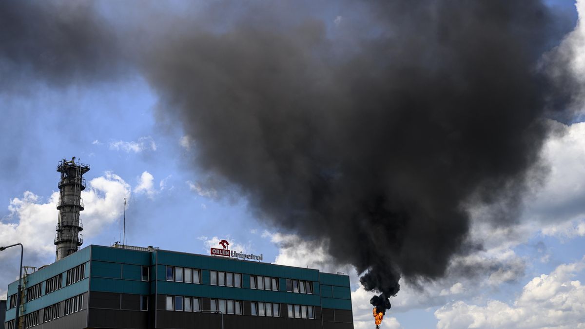 Černý dým z rafinérie. V Litvínově jedou kvůli blackoutu všechny hořáky naplno