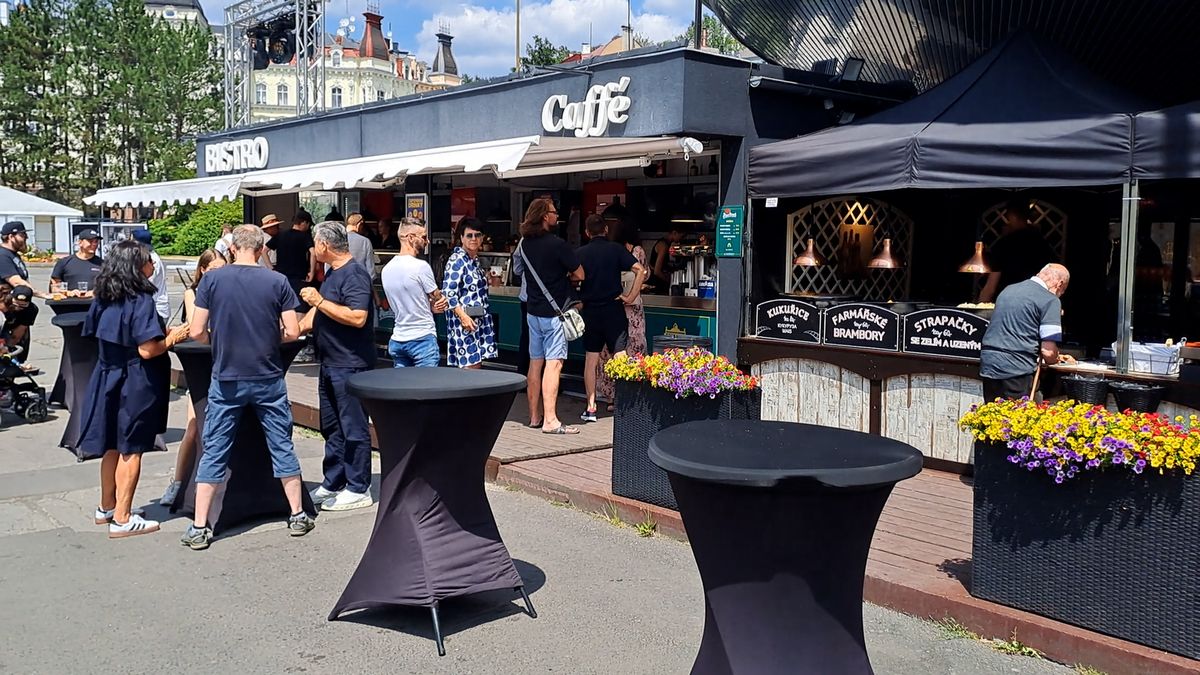 Na karlovarském festivalu se dá již všude platit kartou