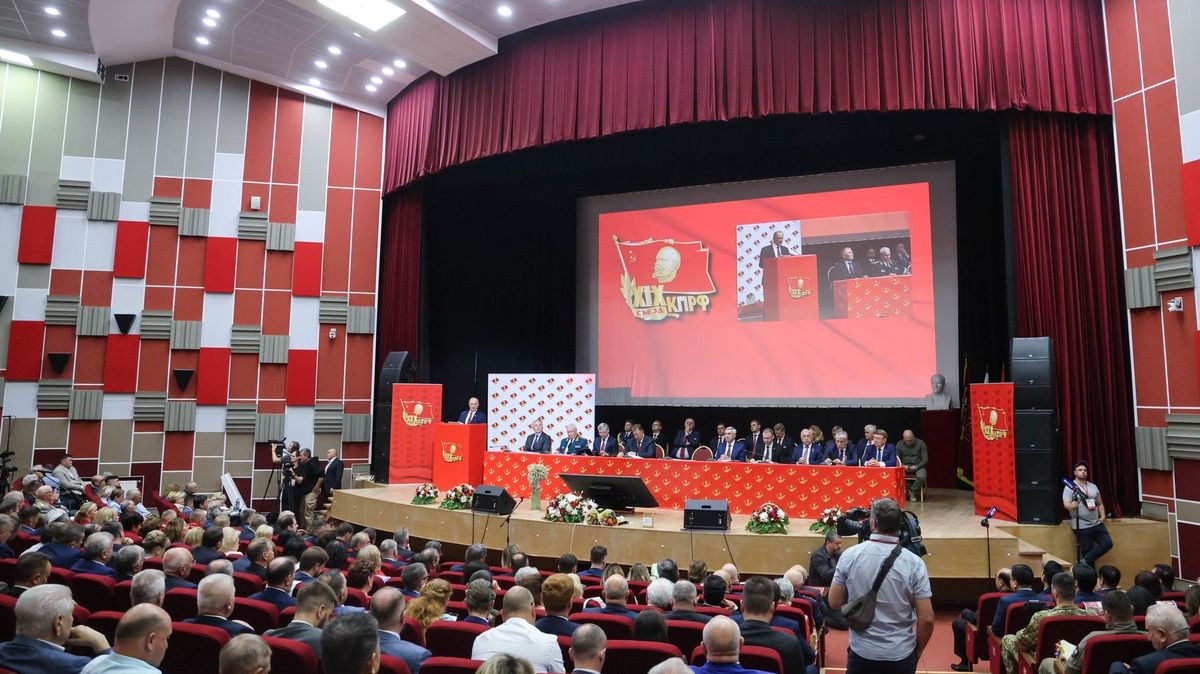 Chruščovovo odhalení Stalinových zločinů byla chyba, tvrdí ruští komunisté