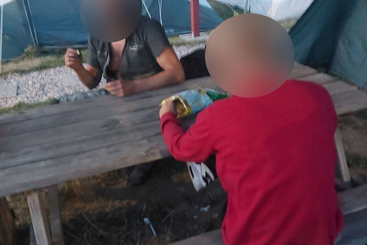 Muž se zabydlel ve stanu k prodeji před obchodem v Pardubicích, schovával se před vězením