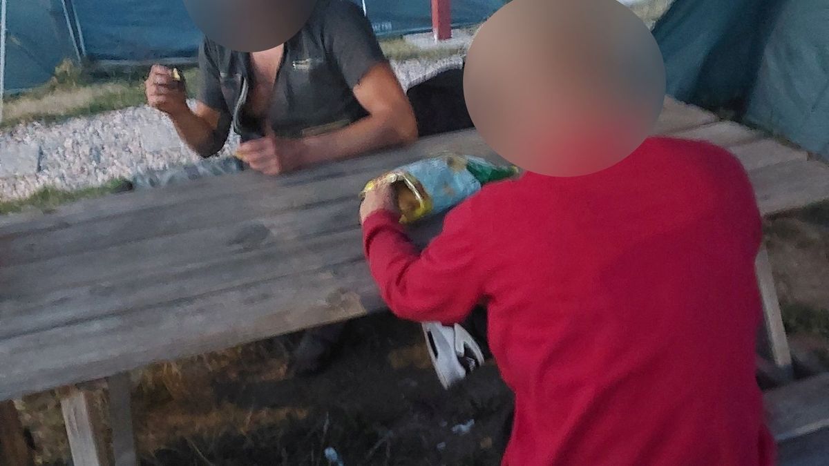 Muž se zabydlel ve stanu k prodeji před obchodem v Pardubicích, schovával se před vězením