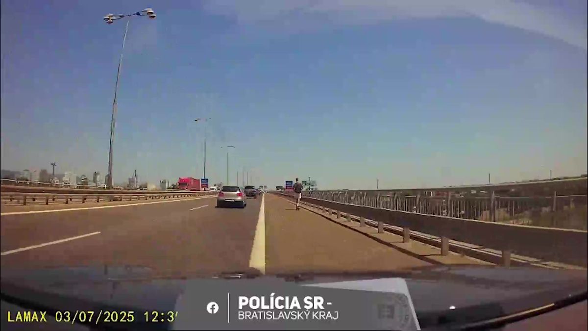 Po dálnici na Slovensku jeli koloběžkář a muž na invalidním vozíku