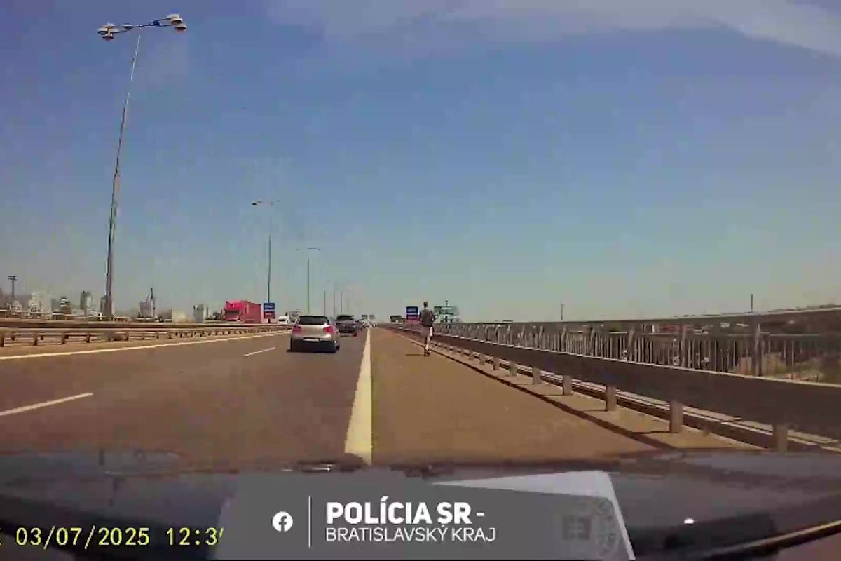 Po dálnici na Slovensku jeli koloběžkář a muž na invalidním vozíku