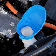 Už legendární kalíšek z víčka usnadňuje dolévání kapaliny do ostřikovačů. Skvělý nápad.