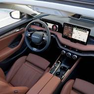 Ve výbavě testovaného vozu nechybí rozměrná panoramatická střecha s otevíráním.