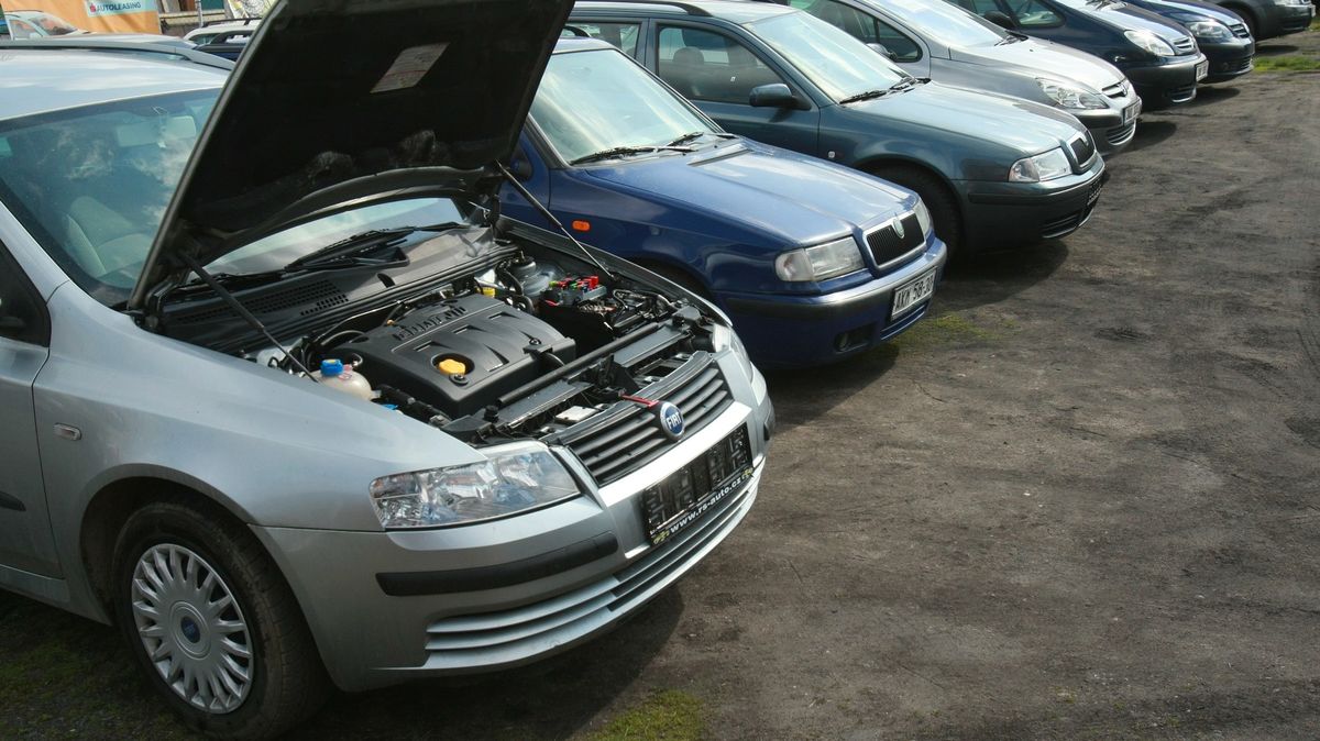 Kontroly loni zjistily nedostatky ve dvou třetinách autobazarů 