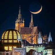 „To je poprvé, co se mi podařilo vyfotit tmavou stranu měsíce. Měla jsem vyhlídnutý Hlávkův most, ale nakonec jsem doběhla až k ministerstvu dopravy,“ popisuje Valerie. „Zkoušela jsem si vyhrát s nastavením, aby byl nádech tmavé strany, ale zase aby světlá nebyl přesvícená.“