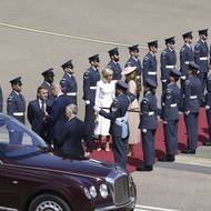 Královská rodina včetně Kate přivítala Macronovi už na letišti.