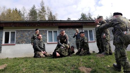 Amatérská hra na vojáky. Svědek popsal výcvik domobranců Klusáčka ze Stačilo! 