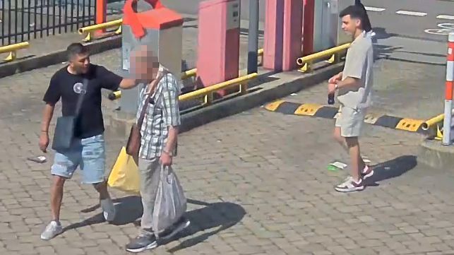 Dva mladíci v Německu okradli za bílého dne 85letého muže. Policie zveřejnila snímky až po dvou týdnech
