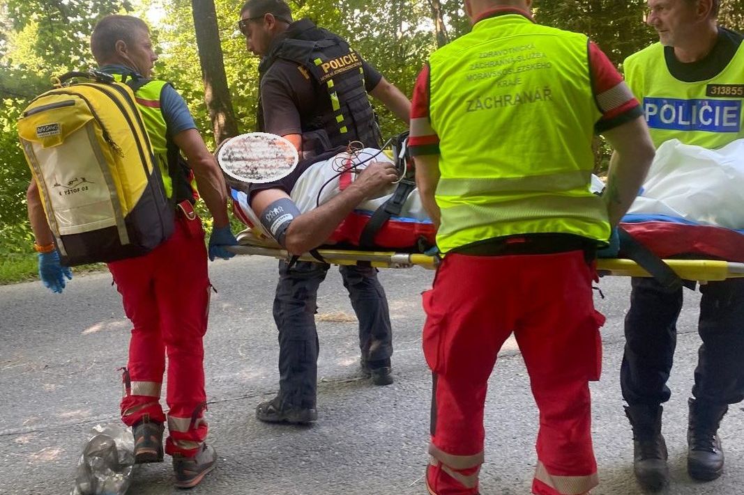 Motorkář se v Beskydech srazil s dodávkou. Je vážně zraněn