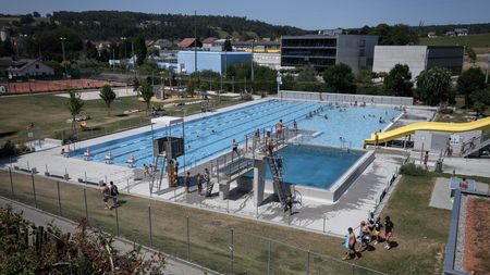 Švýcarská obec zakázala cizincům vstup na koupaliště. Kvůli chování návštěvníků z nedaleké Francie