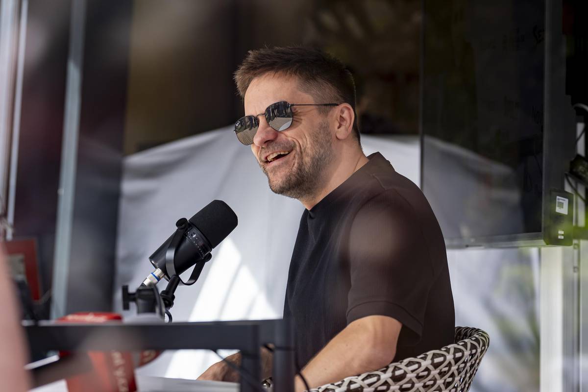 Jiří Mádl byl 6. července 2025 na 59. Mezinárodním filmovém festivalu Karlovy Vary hostem Seznam.cz festivalového studia. Mluvil mimo jiné o Vlnách.