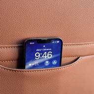 Telefon lze odložit do kapes na zádi předních sedadel.