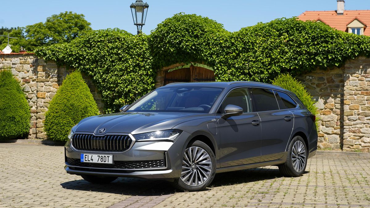 Lepší než dieselová SUV? Startujeme dlouhodobý test plug-in hybridní Škody Superb