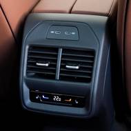 Nezapomíná se ani na další komfort zadních cestujících, jako je třízónová klimatizace, vyhřívání sedadel nebo nabíjecí porty.