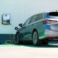 Plug-in hybridní superb má zásuvku pro nabíjení na předním blatníku. Jde pro většinu situací o dobré řešení, jen nutí častěji na parkovací místo jezdit popředu. Rozhodně jde o lepší umístění než u předchůdce, který měl konektor v často špinavé masce.