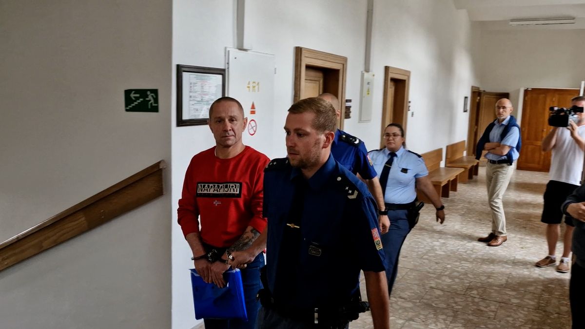 V masce Jokera postříkal dveře bytu expřítelkyně ředidlem, hrozil a škrtal. Jen slovní hádka, hájí se u soudu