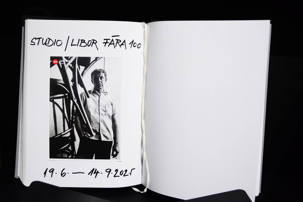 Kniha vzkazů s portrétem Libora Fáry