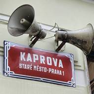Stanice metra Staroměstská je uzavřena do odvolání, hlásají po Praze nejenom cedule. 