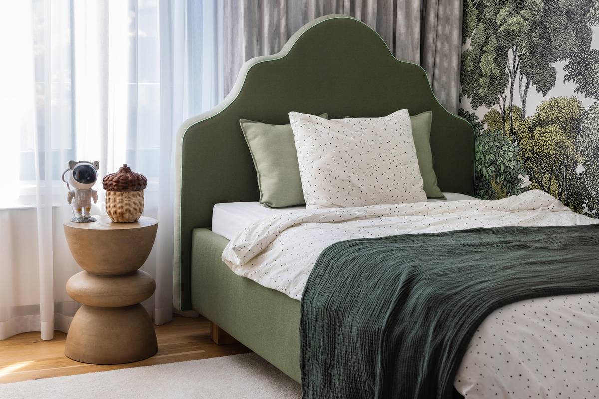 K posteli patří také měkká, čalouněná ochranná bočnice, která poslouží hlavně těm dětem, které se v noci často převalují.