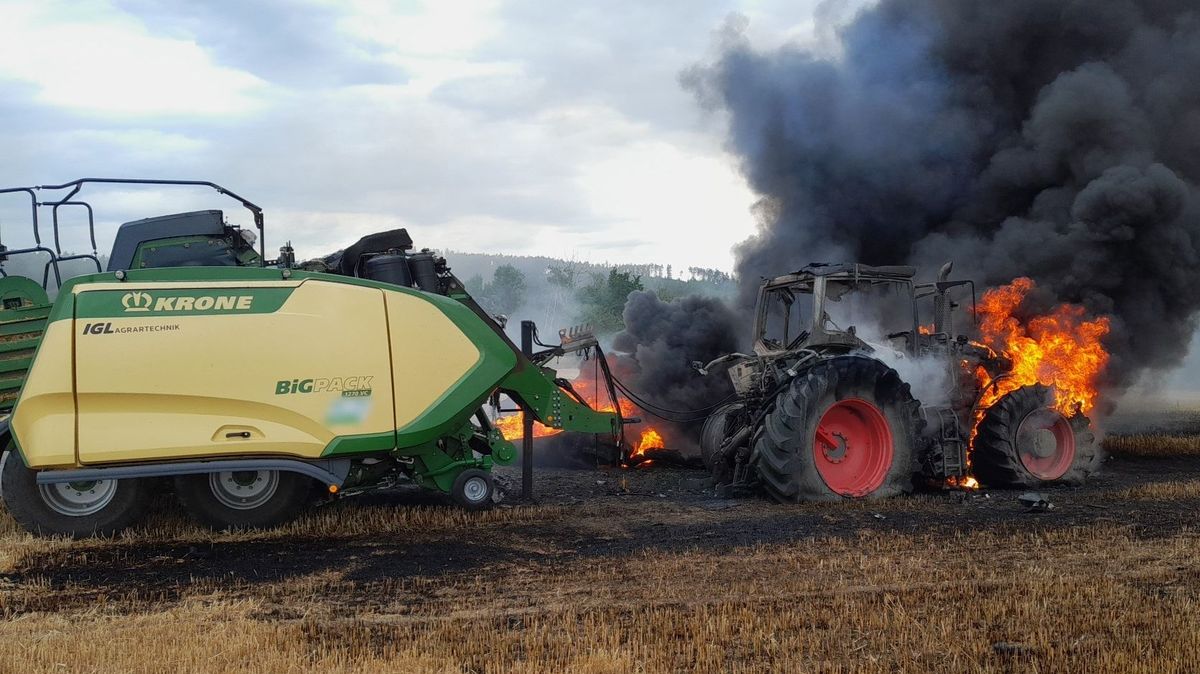 Na Domažlicku shořel traktor a část pole, škoda je deset milionů