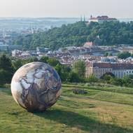 Model Litosféry v pozadí s brněnským hradem Špilberkem a za nám dvě věžičky - katedrála na Petrově.