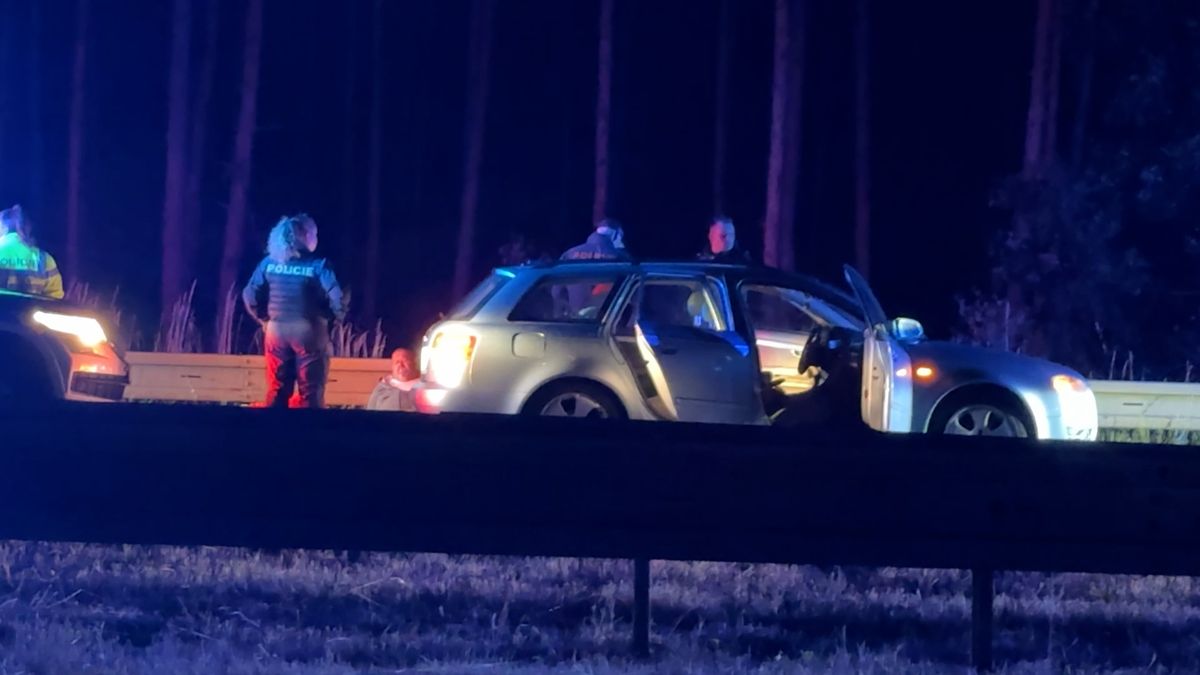 Audi s cizinci ujíždělo po D5 policistům rychlostí přes 200 km/h. Řidič jim pak utekl