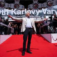 Michael Douglas uvedl film Přelet nad kukaččím hnízdem.