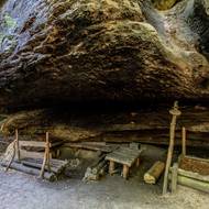 Tábořiště jsou skrytá v lesích a nevedou k nim značené turistické cesty. Poznat se dají podle mocně očouzených skal.