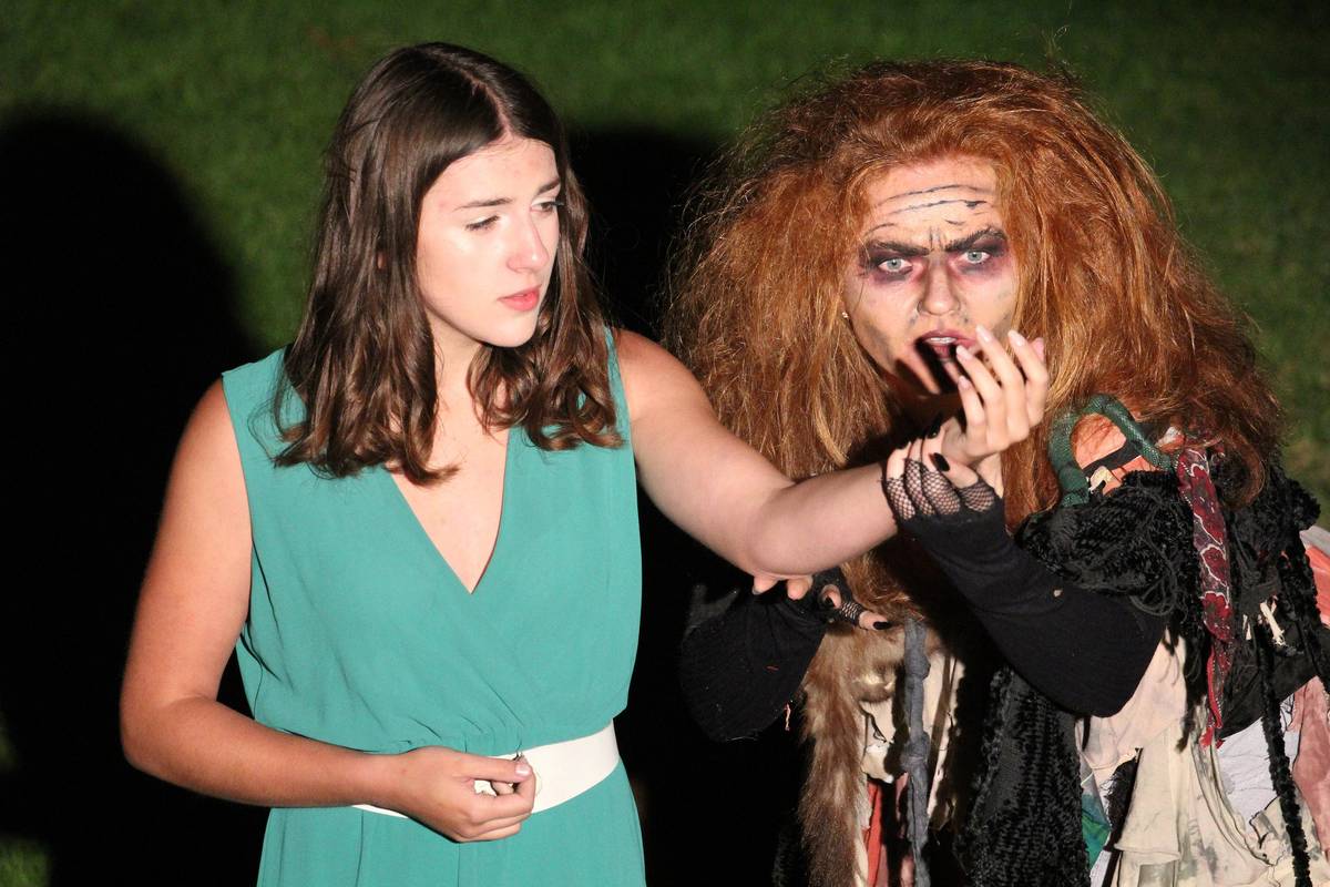 Čarodějnici hraje Soňa Mrázková, Rusalku v tomto případě Karolína Wagnerová.