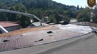 Silný vítr na Moravě lámal stromy a ničil střechy