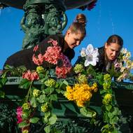 Floristka Tereza Palová (vlevo) při zdobení vzácné karvinské kašny