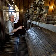 Hráč zvonkohry Radek Rejšek předvádí mechanismus, podle kterého zvonkohra hraje. Aktuálně je do něj nasazena skladba Maria, Maria, nad slunce jasnější. 