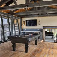 V přemostění je umístěný kulečník.