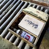 Lahev rumu pro pocestné v tábořišti Galathea.