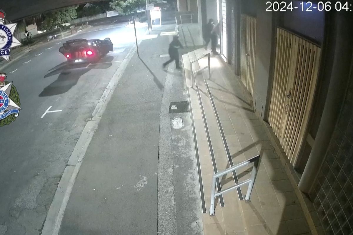 Australská policie zveřejnila záběry ze žhářského útoku na synagogu v Melbourne