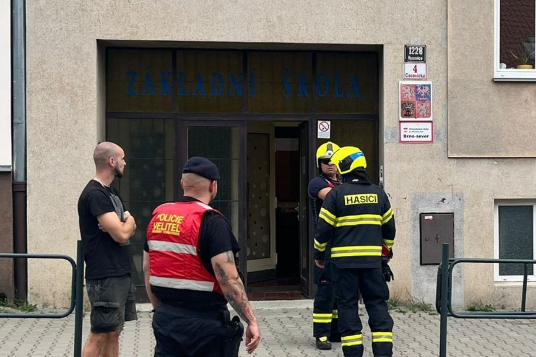 V Brně masivně unikal plyn z potrubí přímo pod silnicí, domovy musely opustit desítky lidí 