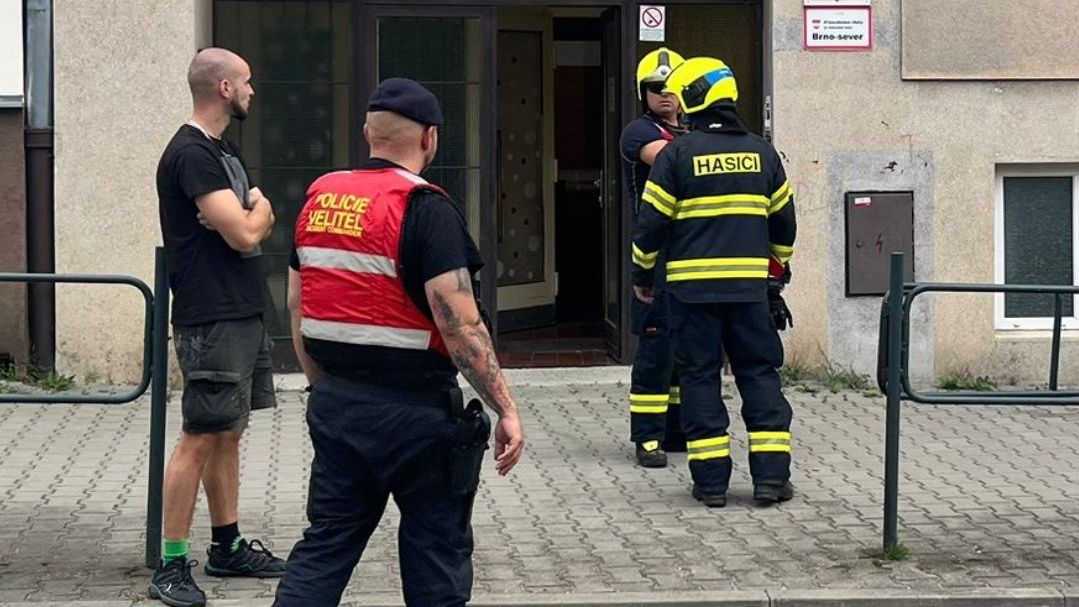 V Brně masivně unikal plyn z potrubí přímo pod silnicí, domovy musely opustit desítky lidí