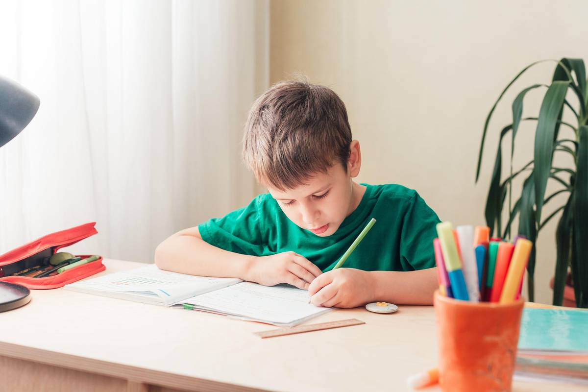 S nástupem do školy děti už definitivně budou potřebovat psací stůl a židli. Lepší je hned na začátku vybrat takový nábytek, u kterého lze postupně zvyšovat výšku a mohl tak s dětmi „růst“.